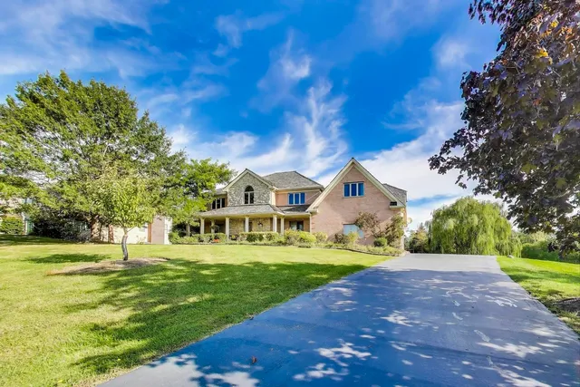 $849,000 | 179 Sycamore Drive, Hawthorn Woods, IL 60047