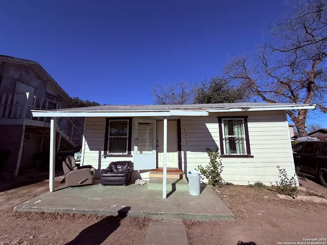 a view of a house with backyard and porch