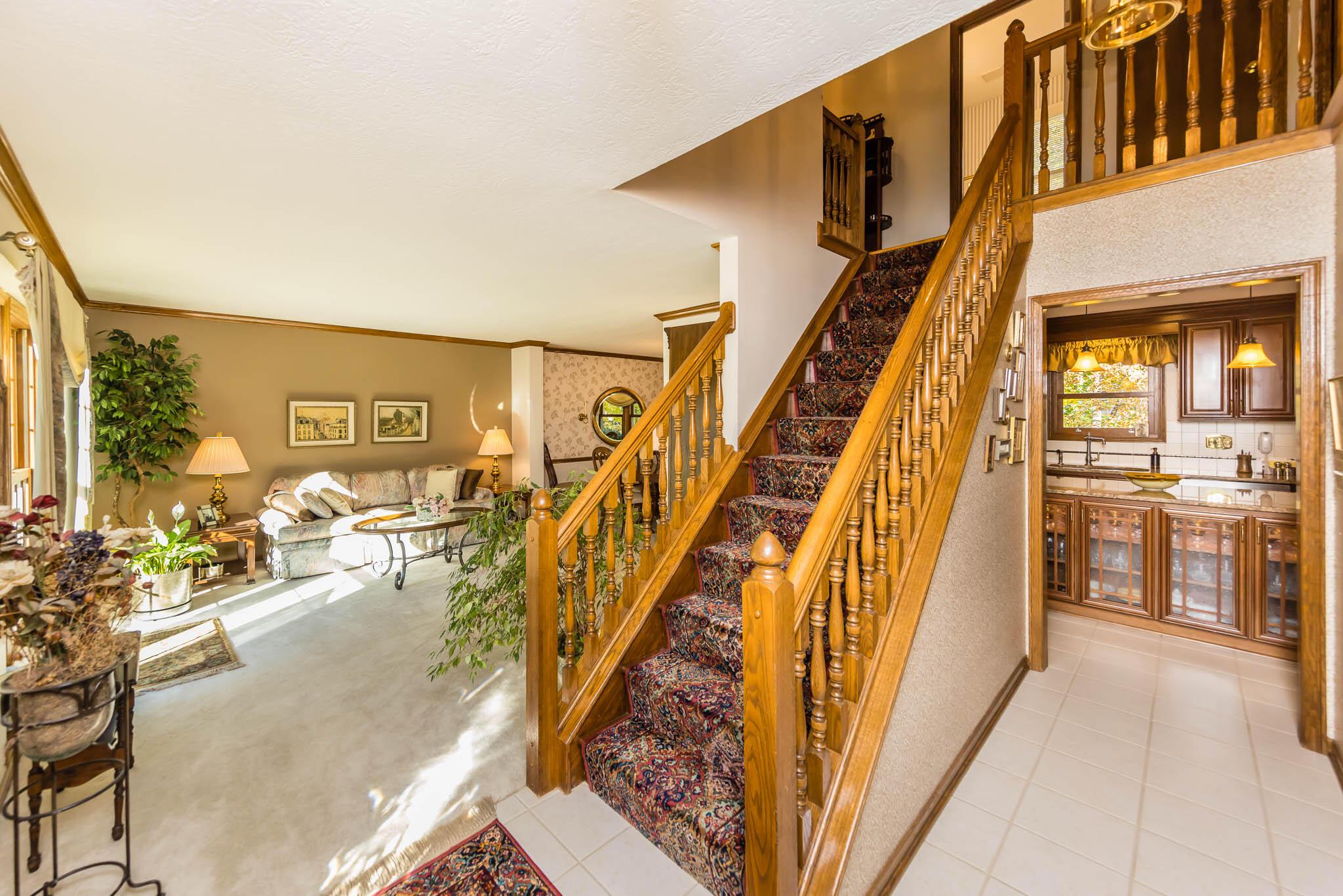 901 Riva Ridge Boulevard Columbus, OH 43230 - Photo 4 of 48 Foyer
