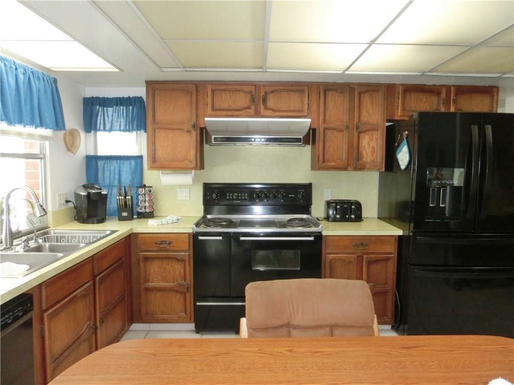 590 Southwest Harbor Street Stuart, FL 34997 - Photo 4 of 14 KITCHEN WITH LARGE BREAKFAST BAR