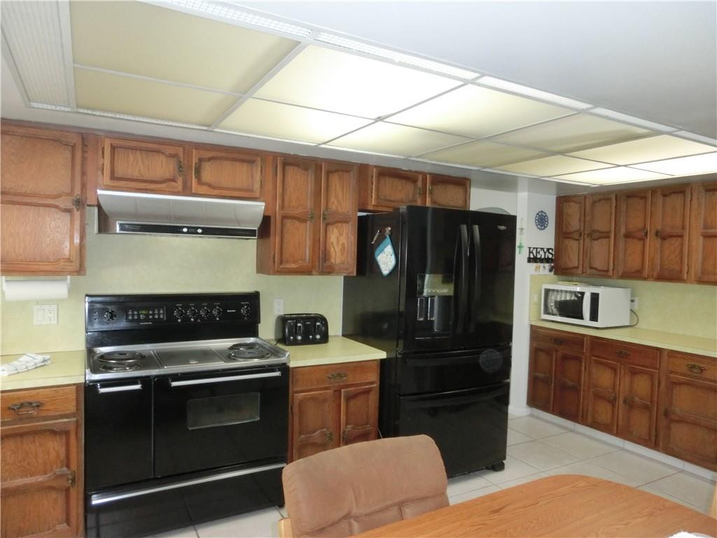 590 Southwest Harbor Street Stuart, FL 34997 - Photo 5 of 14 KITCHEN