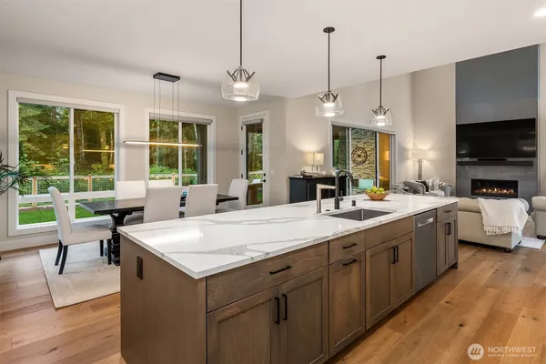 a large kitchen with kitchen island a large island in it