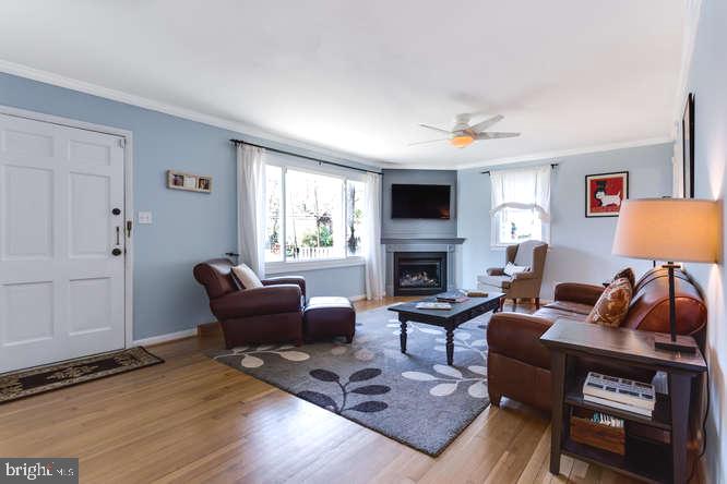 7713 Schelhorn Road Alexandria, VA 22306 - Photo 3 of 43 Enjoy the fireplace!