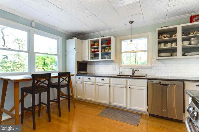 7713 Schelhorn Road Alexandria, VA 22306 - Photo 8 of 43 Breakfast nook or room for a table.