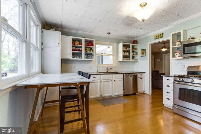 7713 Schelhorn Road Alexandria, VA 22306 - Photo 10 of 43 Check out the designer ceiling.