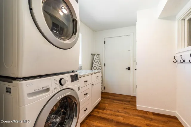 $1,050,000 | 1041 Bottle Bay Road, Sagle, ID 83860