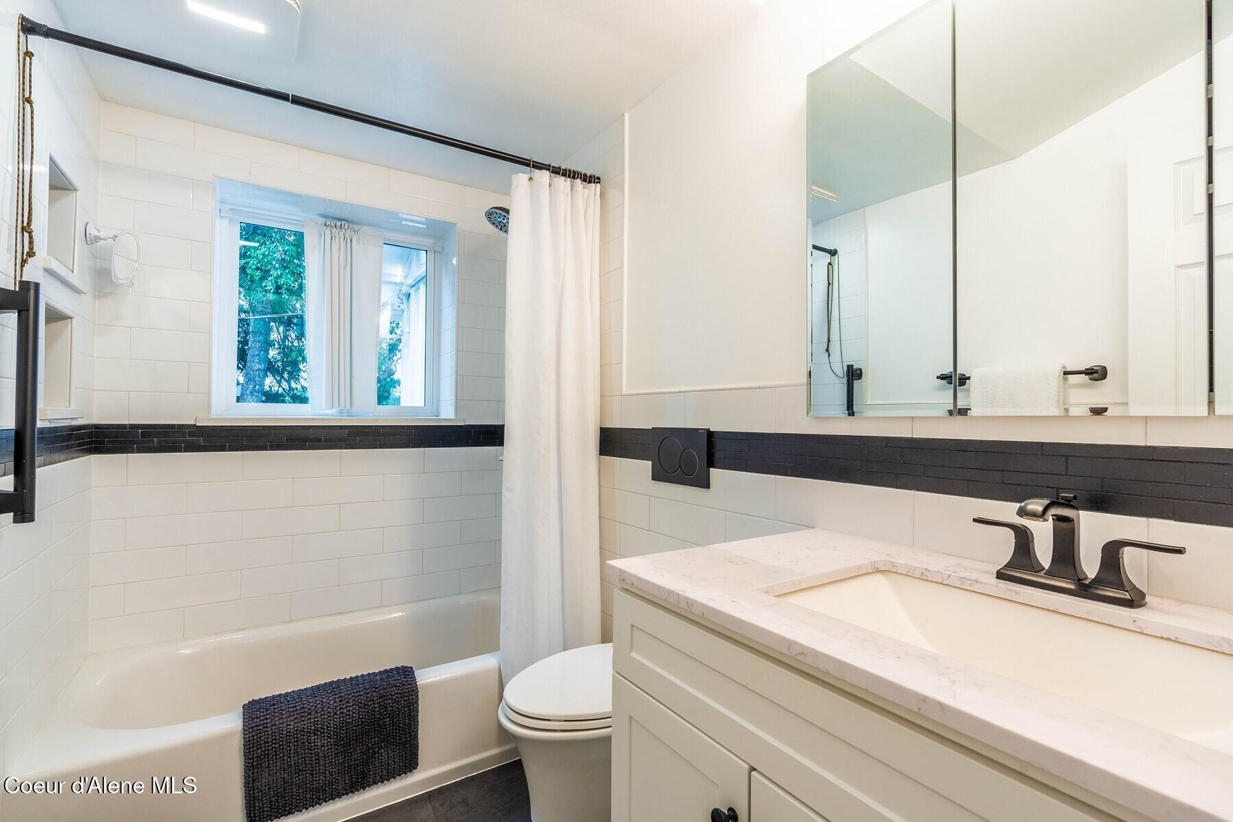 1041 Bottle Bay Road Sagle, ID 83860 - Photo 40 of 67 Upper Living 1st Bathroom