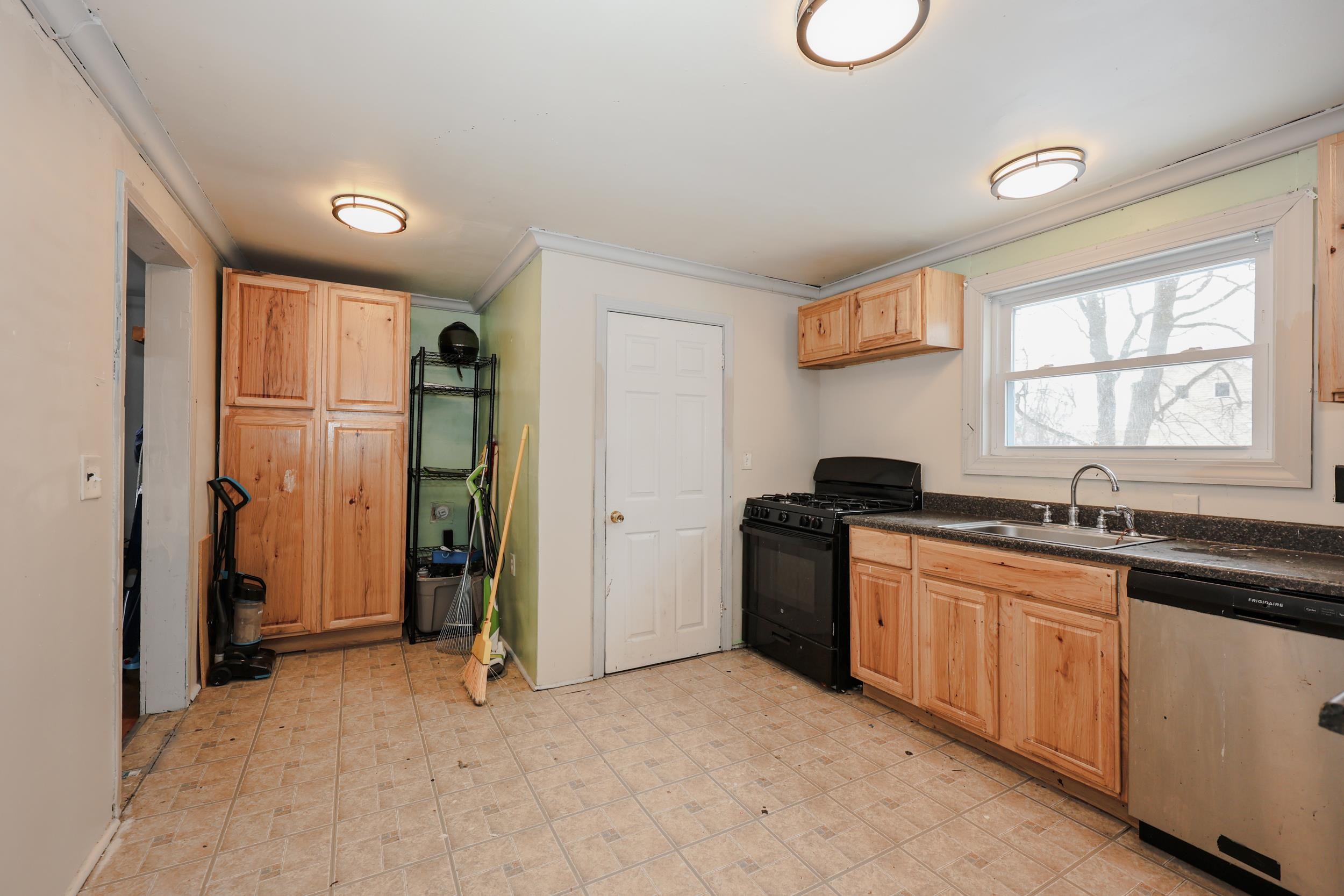 32 Norton Street Nashua, NH 03064 - Photo 5 of 23