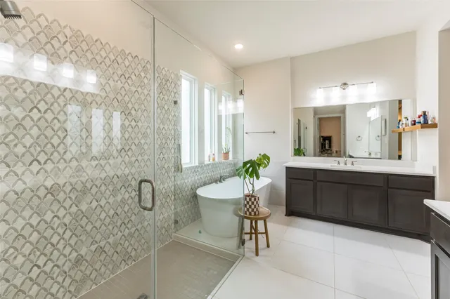 $699,900 | 622 Platinum Stone Lane, Pinehurst, TX 77362