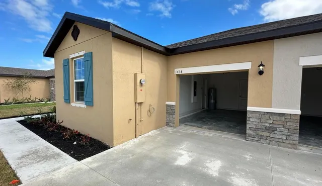 a view of a house with entryway