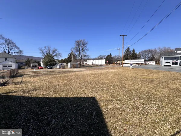 a view of a yard with car parked