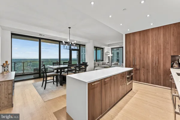 a large kitchen with kitchen island a large island in it
