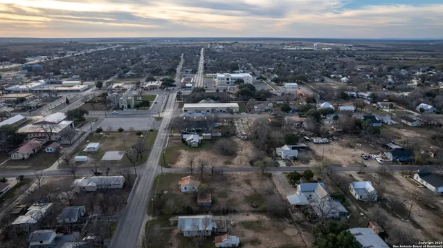 $79,000 | 910 15th Street, Hondo, TX 78861