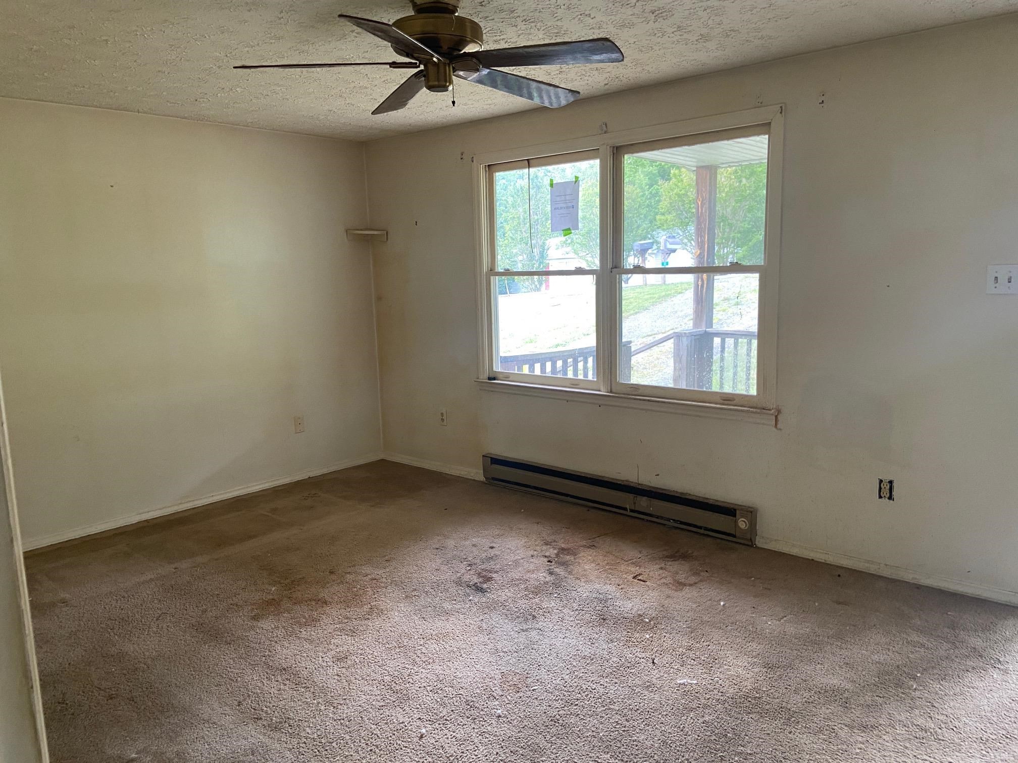 121 Mountain View Terrace Road Hot Springs, VA 24445 - Photo 3 of 11 Living room