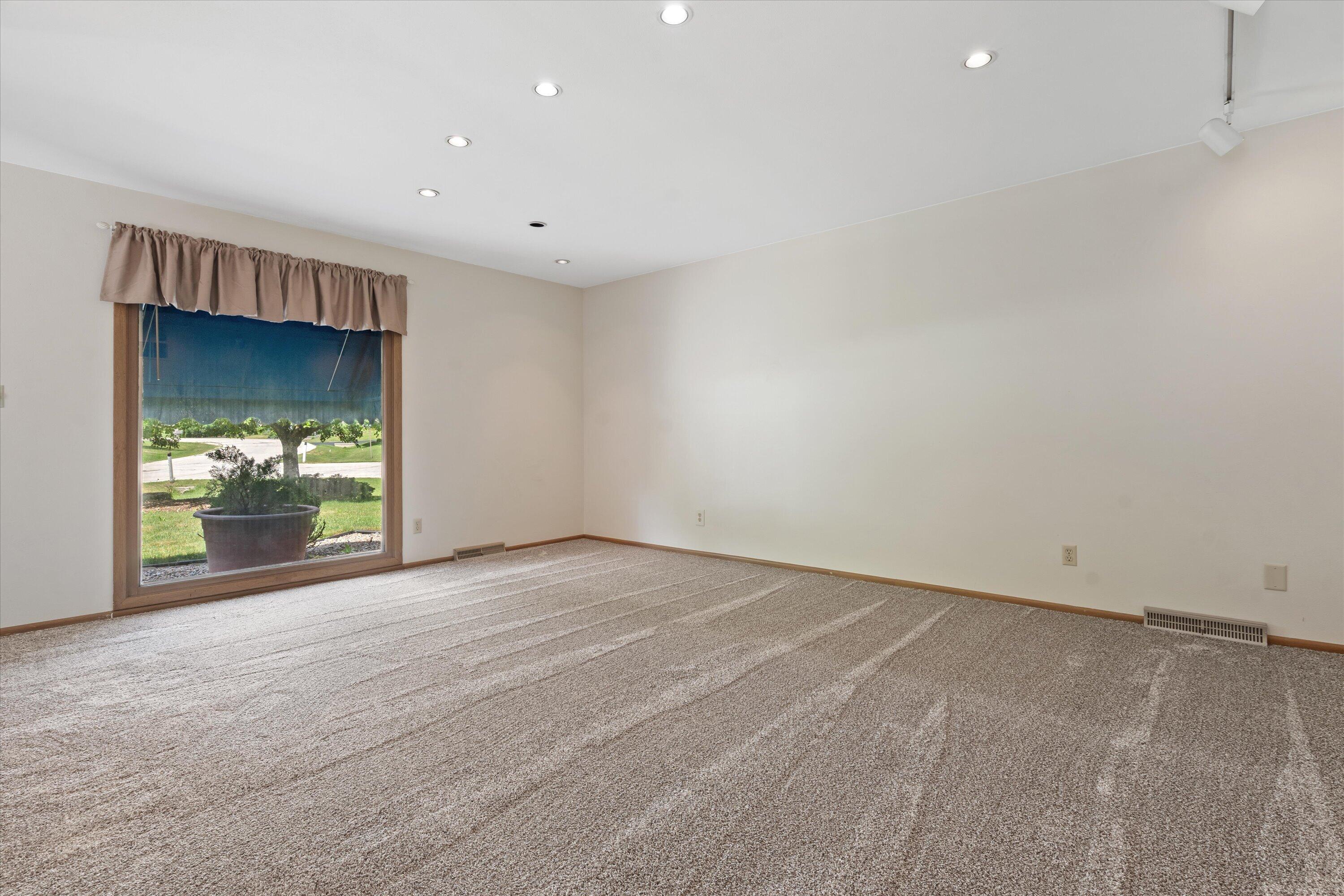 3240 South Hickory Road New Berlin, WI 53151 - Photo 14 of 37 05-DSC02556