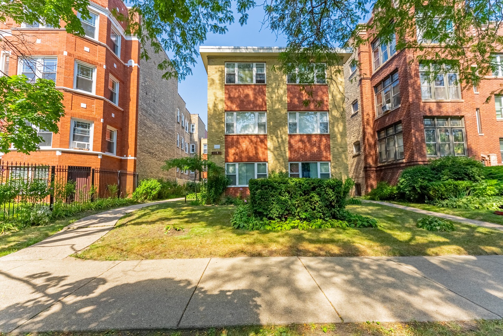 1630 West Chase Avenue, Unit 1N Chicago, IL 60626 - Photo 11 of 11 a view of a building with a yard