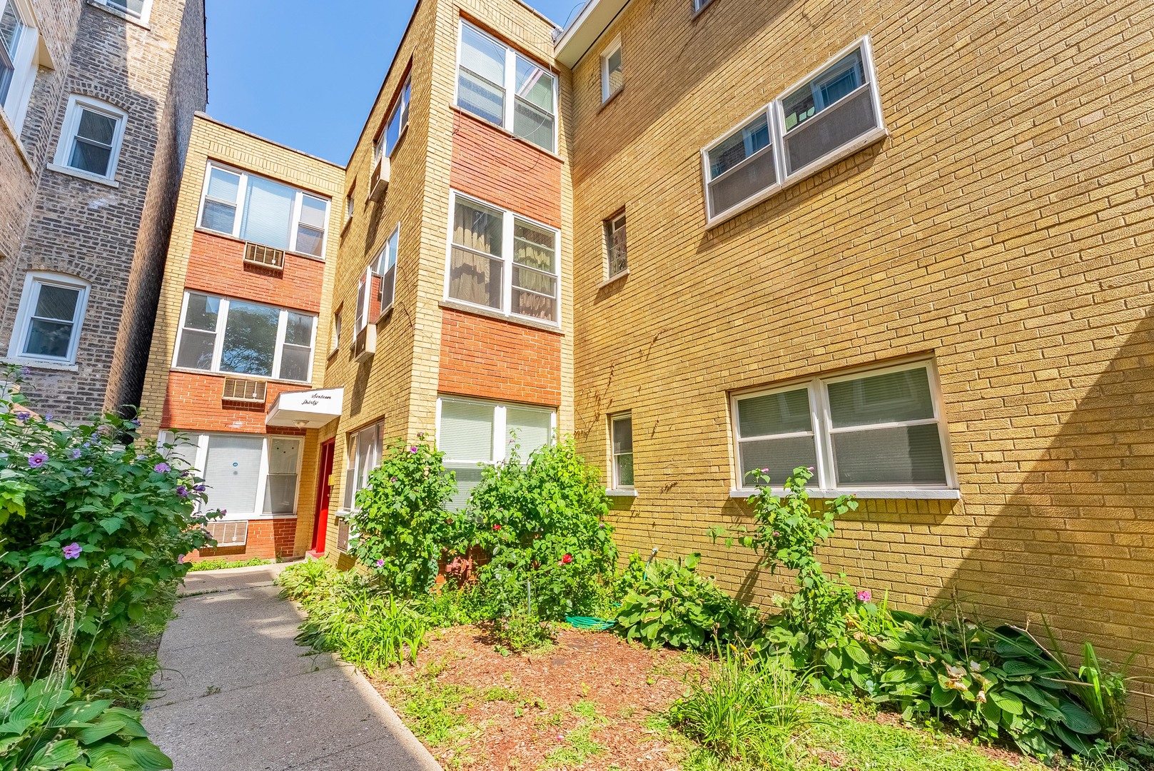 1630 West Chase Avenue, Unit 1N Chicago, IL 60626 - Photo 2 of 11 a view of a building front of house