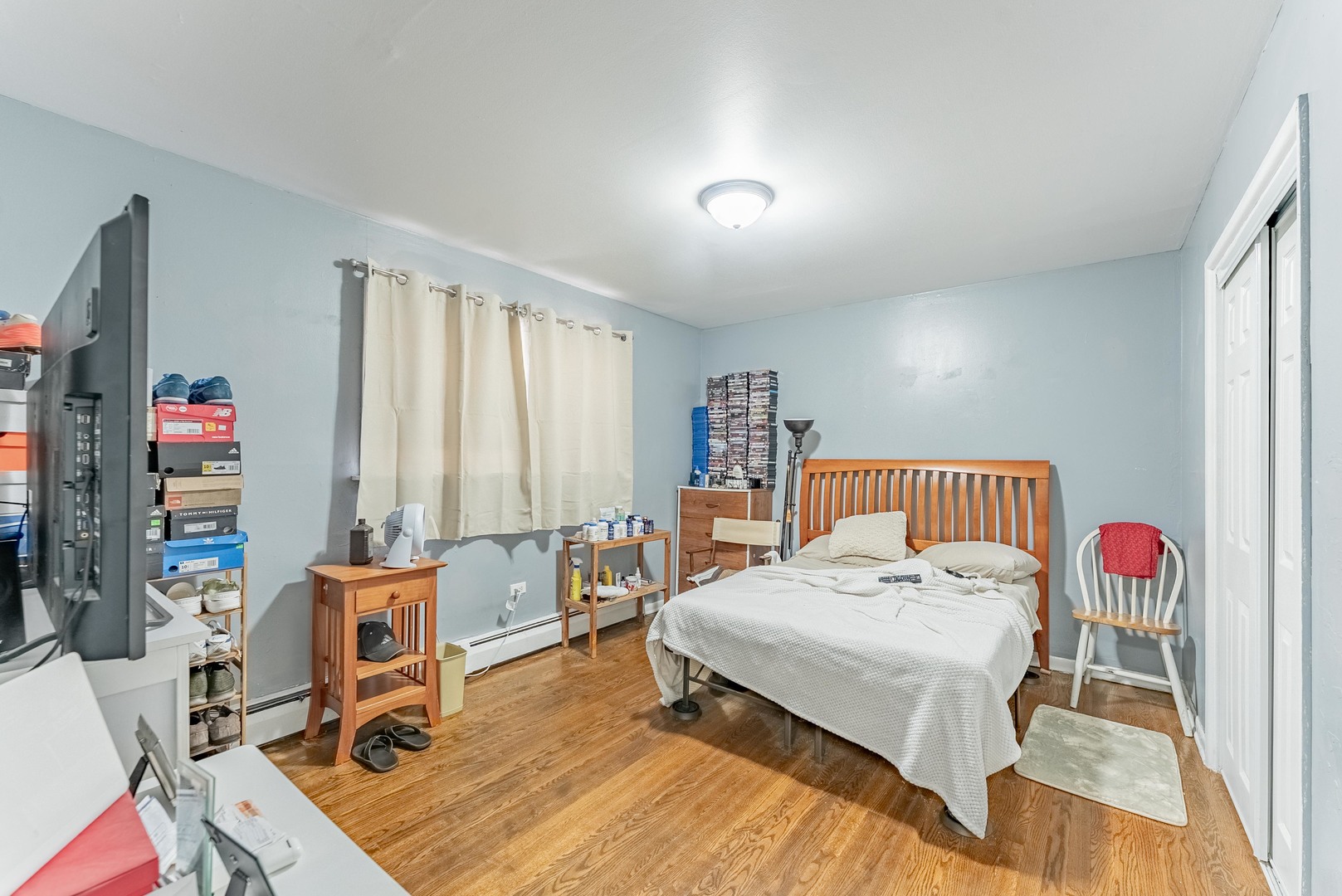 1630 West Chase Avenue, Unit 1N Chicago, IL 60626 - Photo 6 of 11 a bedroom with a bed a table and a large window