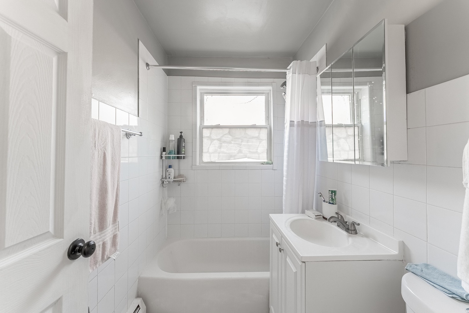 1630 West Chase Avenue, Unit 1N Chicago, IL 60626 - Photo 8 of 11 a bathroom with a sink toilet and shower