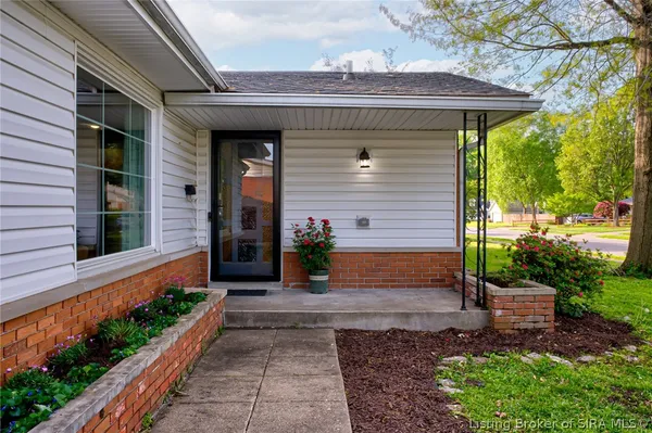 $299,900 | 712 Plaza Drive, Jeffersonville, IN 47130