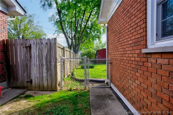 $299,900 | 712 Plaza Drive, Jeffersonville, IN 47130