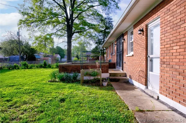 $299,900 | 712 Plaza Drive, Jeffersonville, IN 47130