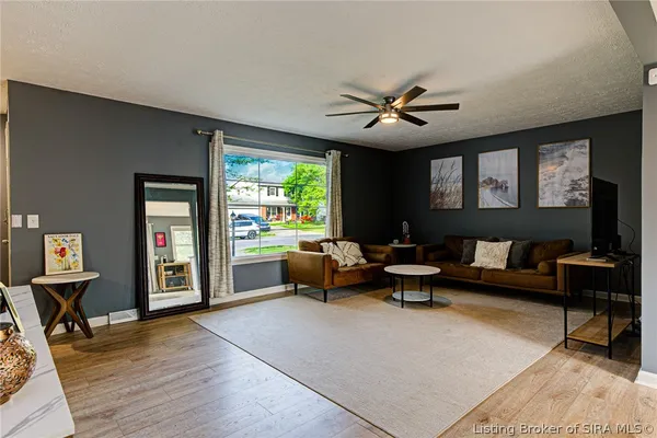$299,900 | 712 Plaza Drive, Jeffersonville, IN 47130