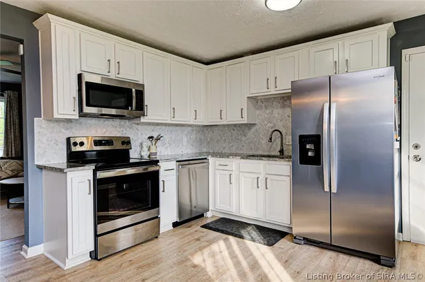 $299,900 | 712 Plaza Drive, Jeffersonville, IN 47130