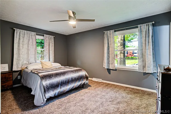 $299,900 | 712 Plaza Drive, Jeffersonville, IN 47130