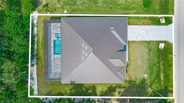 a view of a backyard