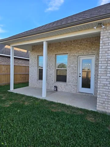 a view of a backyard with pathway