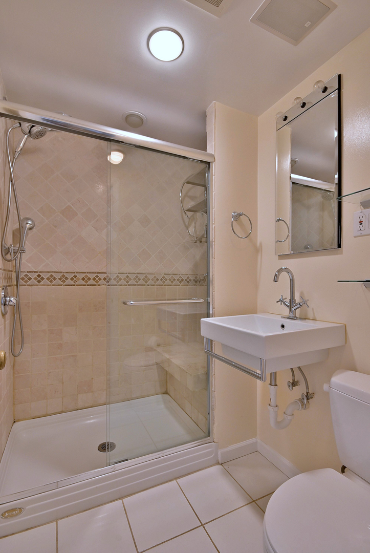 3952 North Oleander Avenue Chicago, IL 60634 - Photo 20 of 34 a bathroom with a sink mirror toilet and bathtub