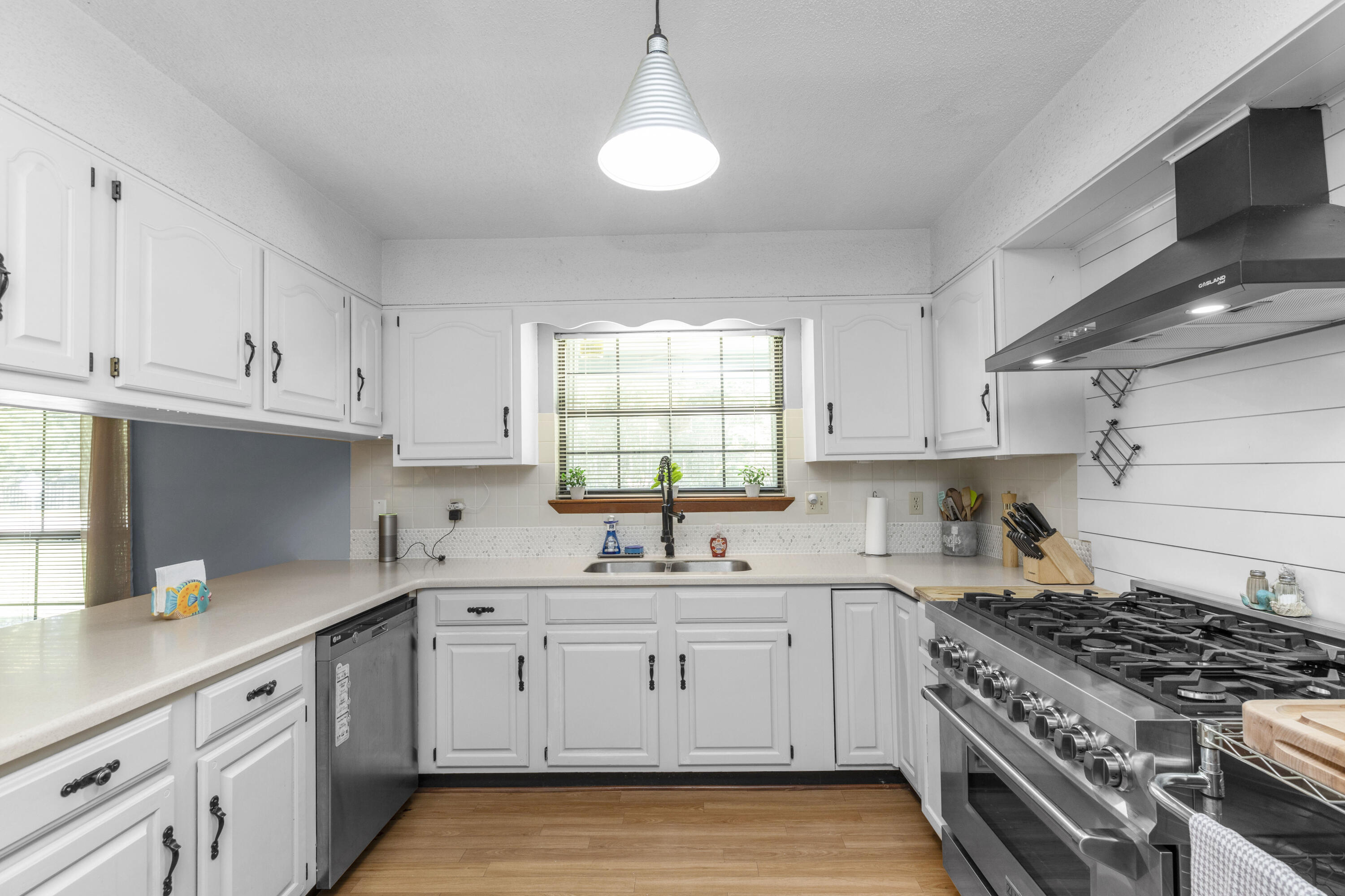 202 Wheeler Place Crestview, FL 32539 - Photo 10 of 40 a kitchen with cabinets appliances a sink and a window
