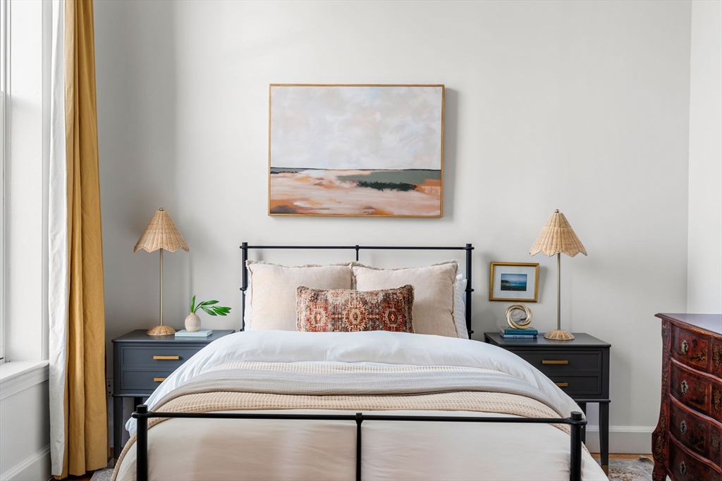 120 Beacon Street, Unit 3 Boston, MA 02116 - Photo 5 of 19 a bedroom with a bed and lamp