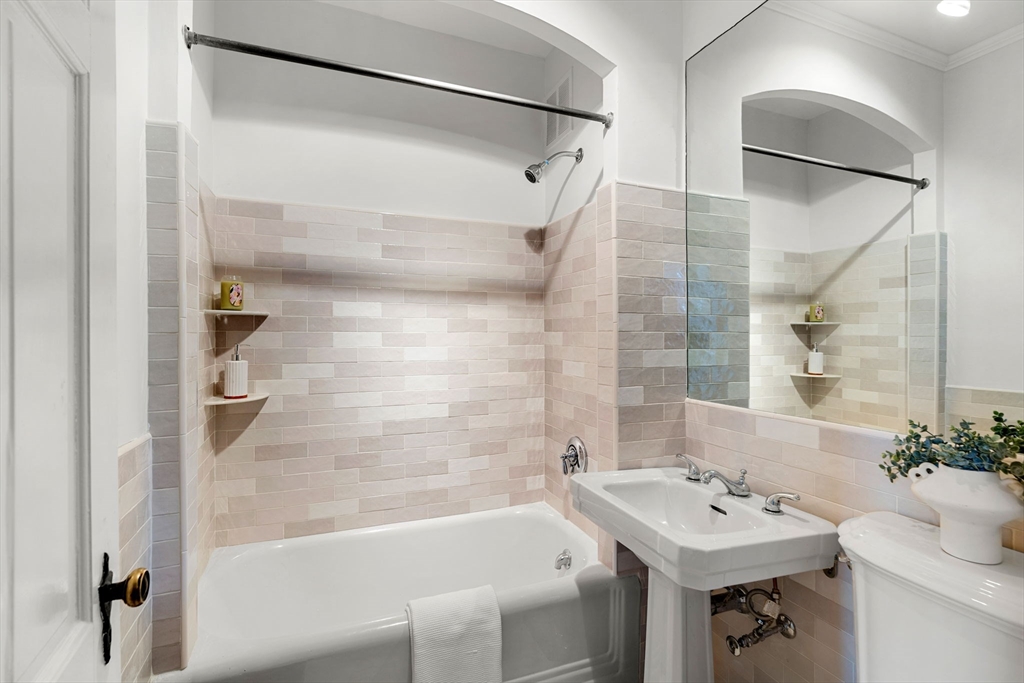 120 Beacon Street, Unit 3 Boston, MA 02116 - Photo 7 of 19 a bathroom with a sink mirror and a bathtub