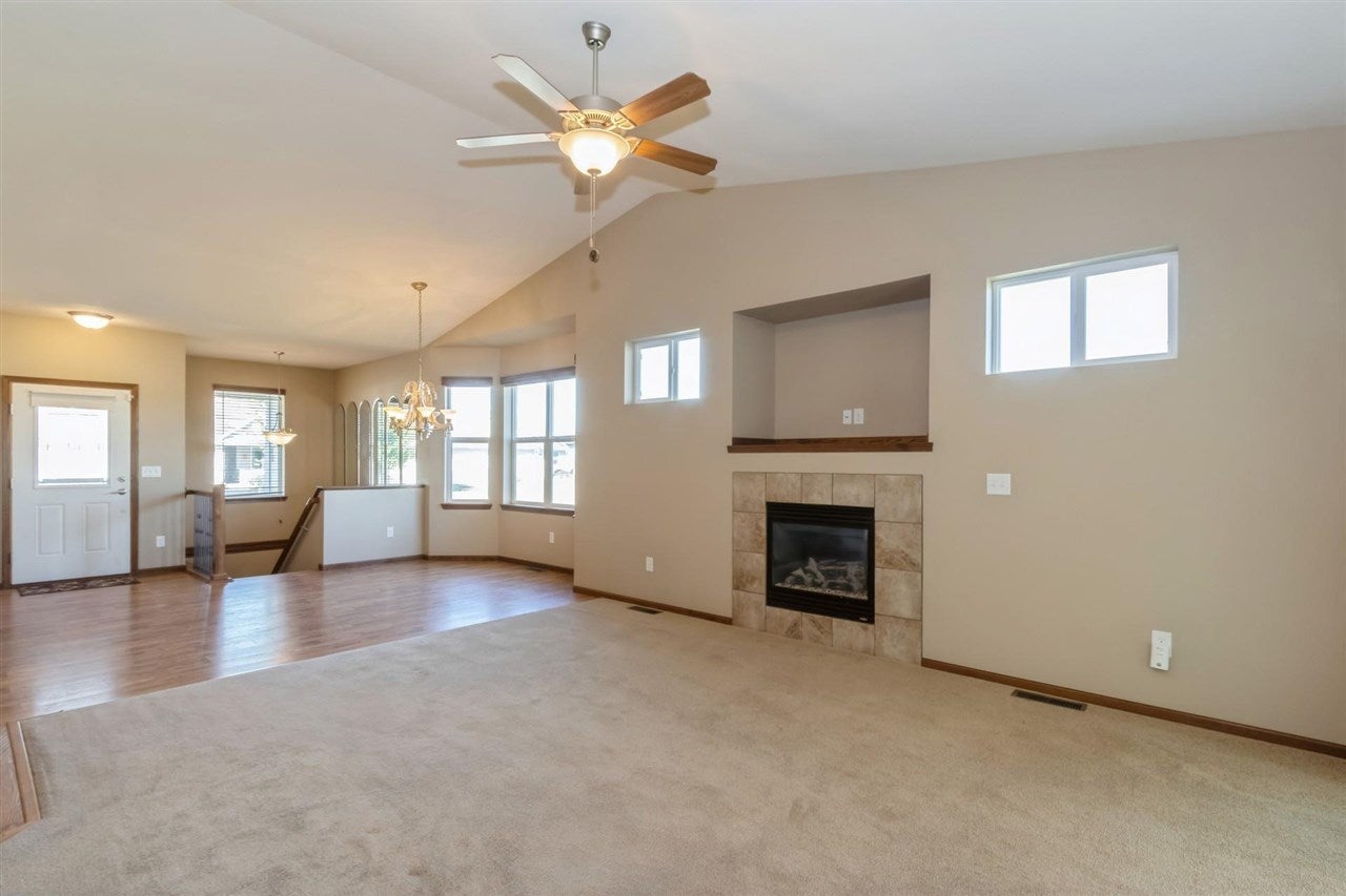 185 Ridge View Drive Fairfax, IA 52228 - Photo 4 of 25 Gallery Image 4