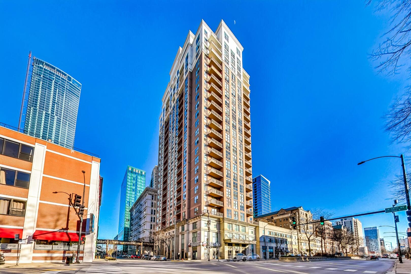 1101 South State Street, Unit 1307 Chicago, IL 60605 - Photo 2 of 31 a view of a tall building
