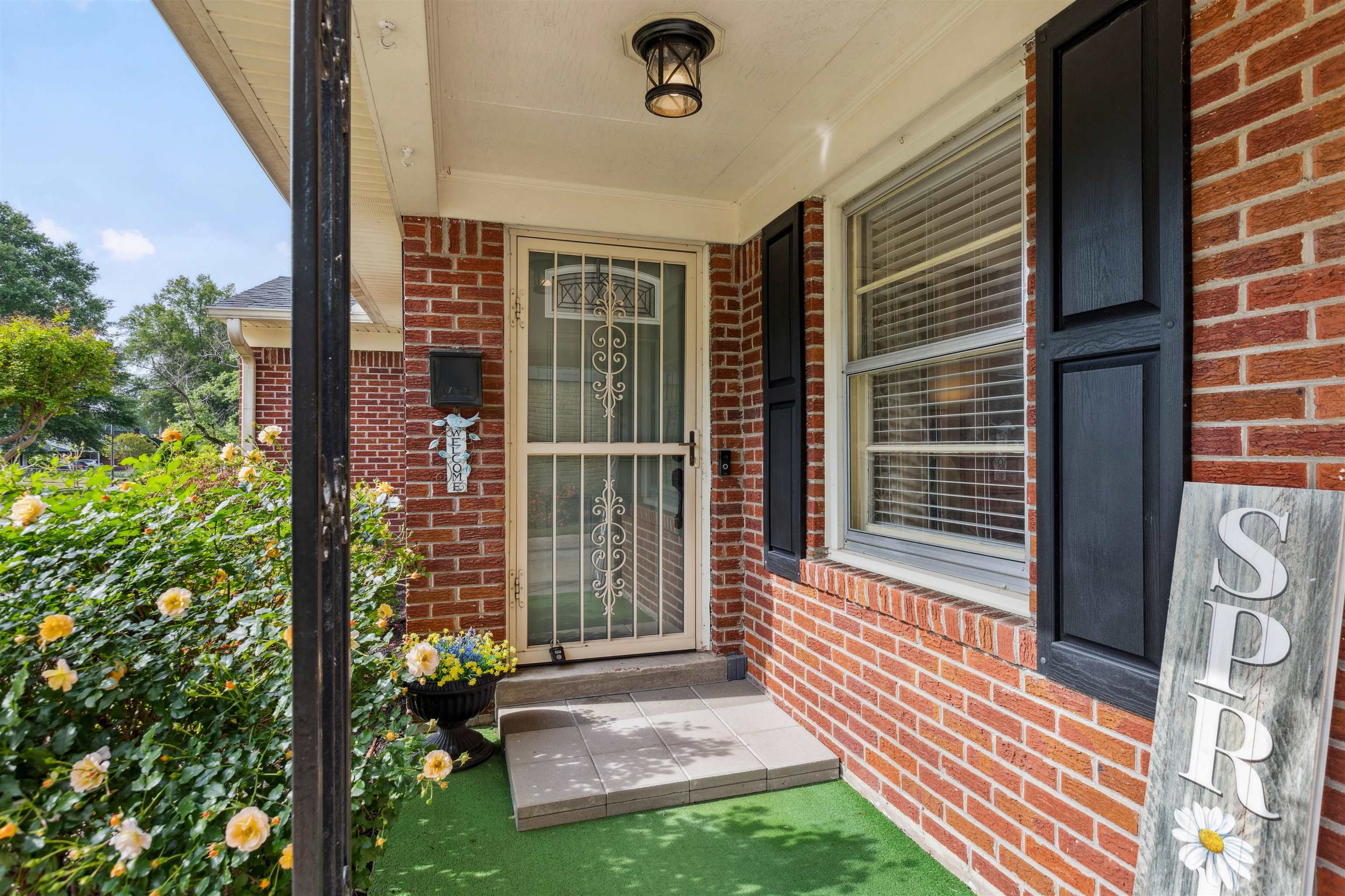 1631 Hopewell Road Memphis, TN 38117 - Photo 2 of 22 a view of porch with a porch