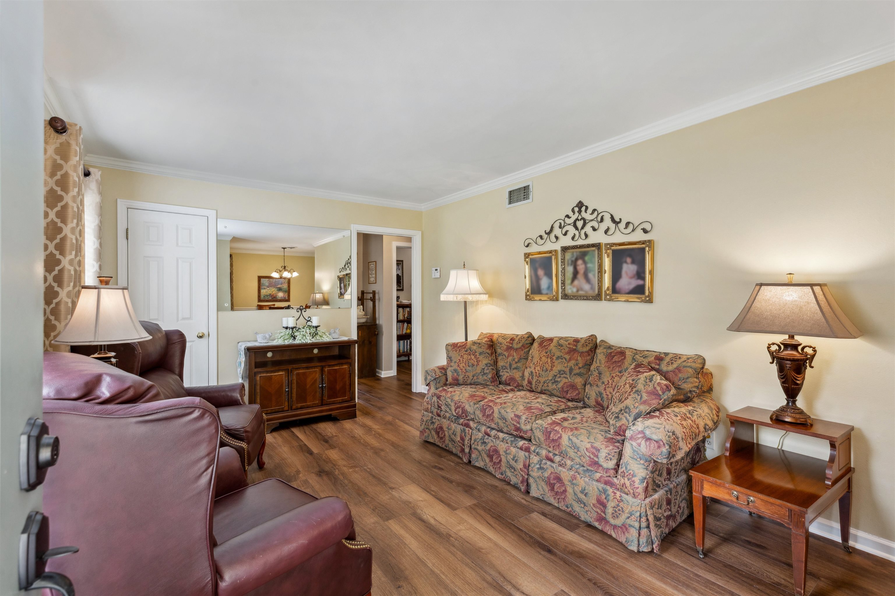 1631 Hopewell Road Memphis, TN 38117 - Photo 4 of 22 a living room with furniture and a lamp