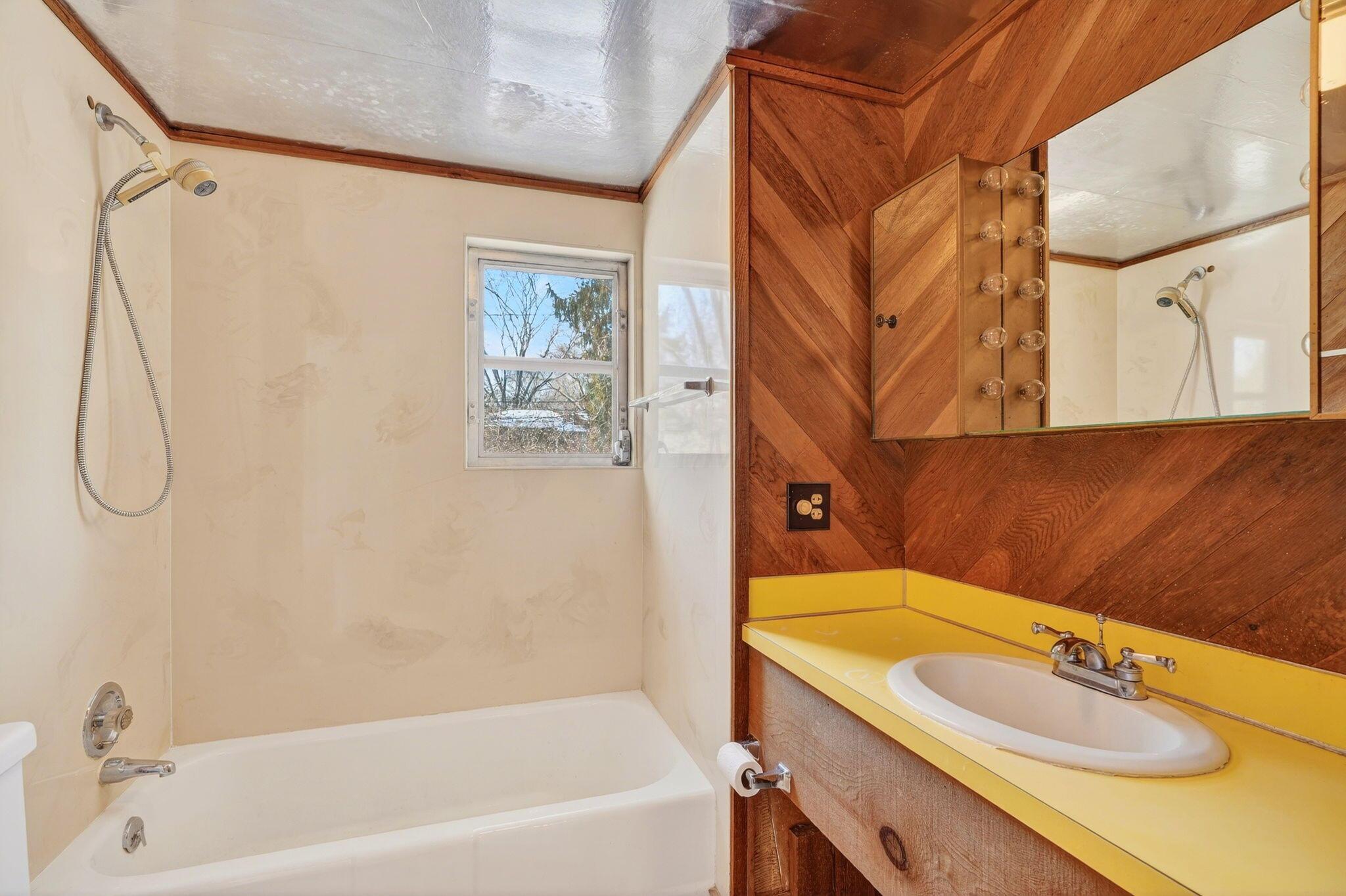 4827 Bellann Road Columbus, OH 43221 - Photo 55 of 85 OWNERS' BATHROOM 2
