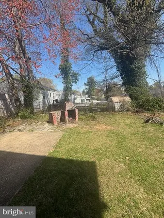 a view of back yard of the house