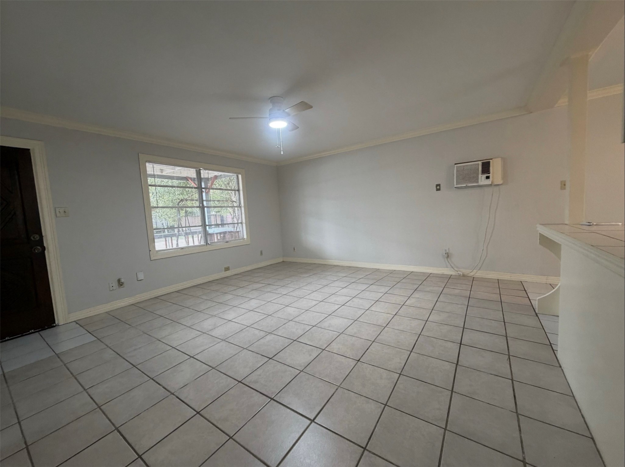 613 Pacific Street, Unit 1 Houston, TX 77006 - Photo 11 of 28 an empty room with windows