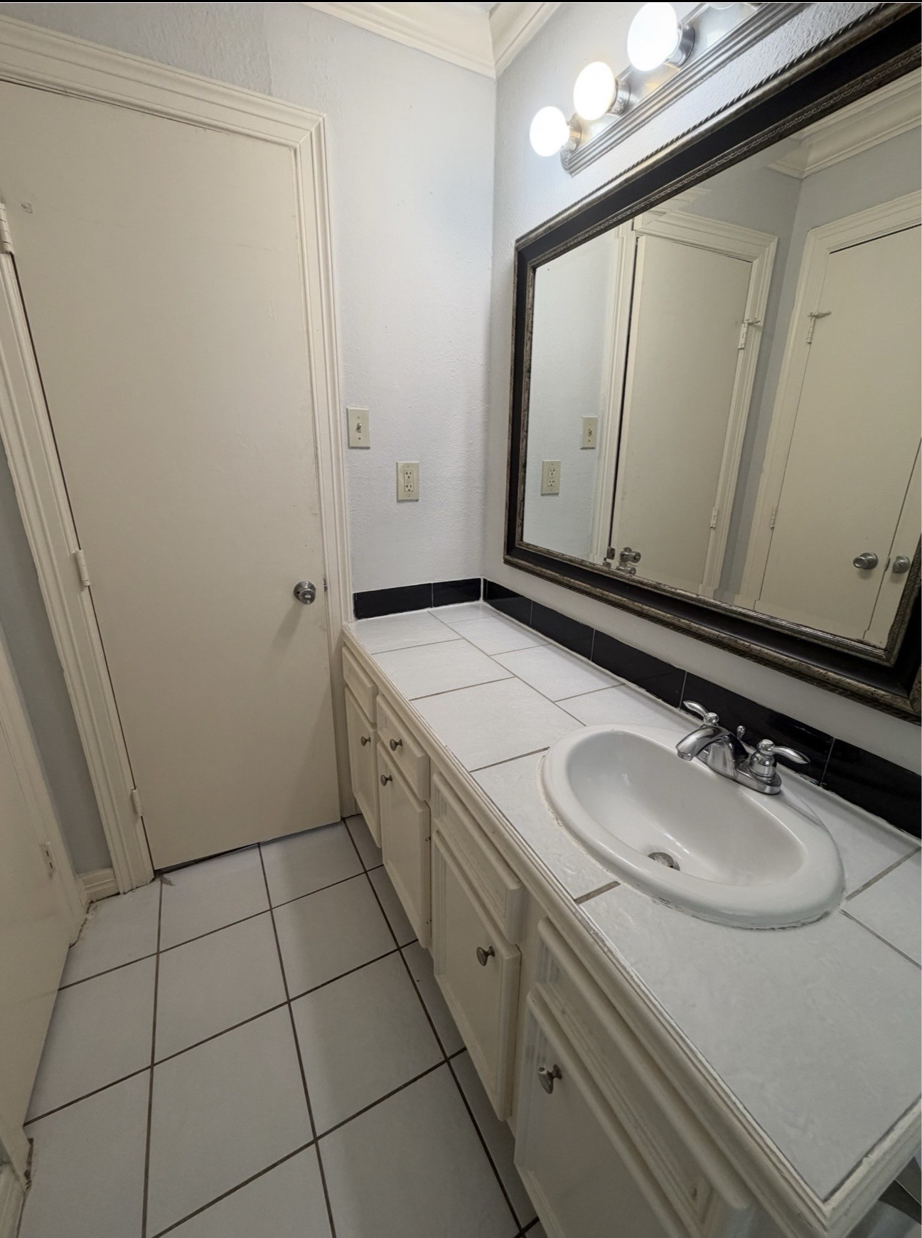613 Pacific Street, Unit 1 Houston, TX 77006 - Photo 21 of 28 a bathroom with a sink and a mirror