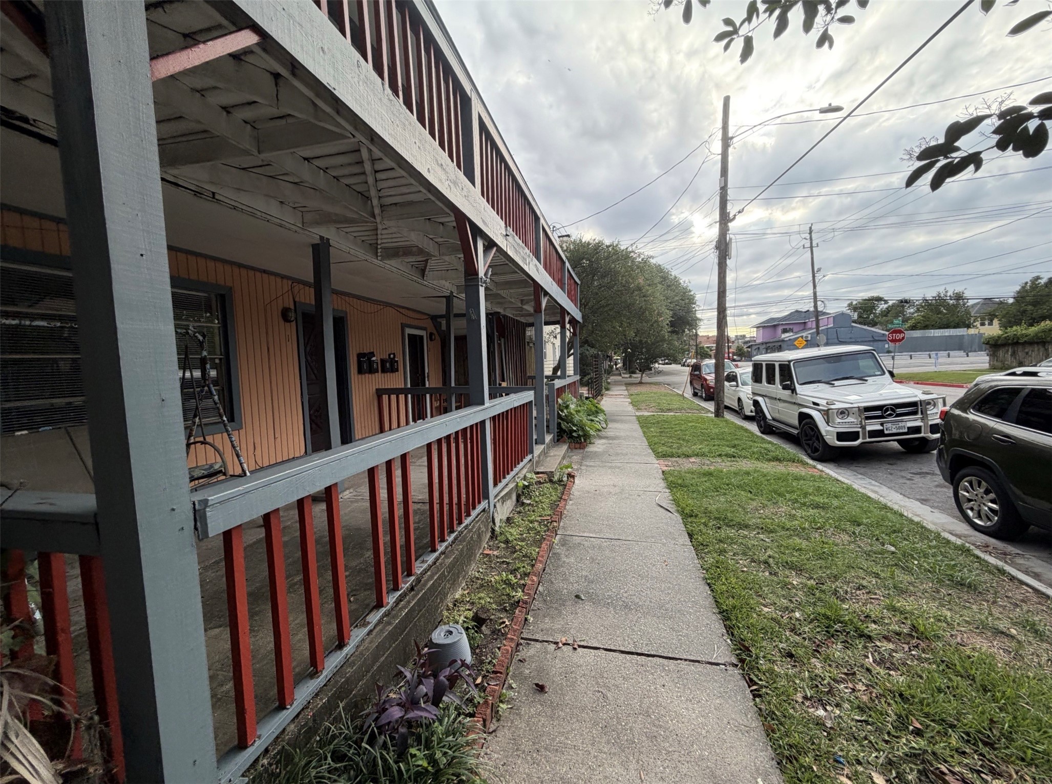 613 Pacific Street, Unit 1 Houston, TX 77006 - Photo 24 of 28 a view of a car park in front of house