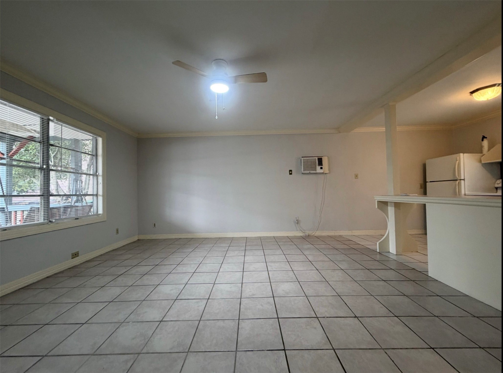 613 Pacific Street, Unit 1 Houston, TX 77006 - Photo 10 of 28 a view of an empty room and window