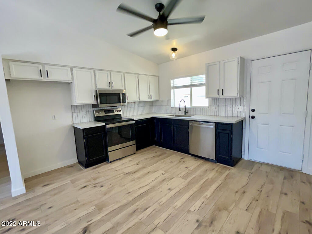 1428 East Carter Road Phoenix, AZ 85042 - Photo 6 of 21 KITCHEN