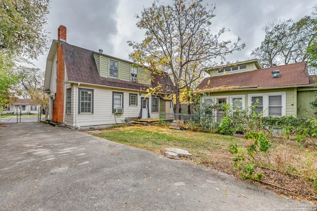 a view of a yard in front of a house