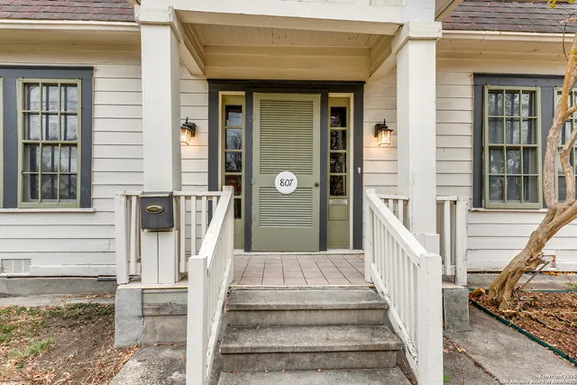 a view of a entrance of the house