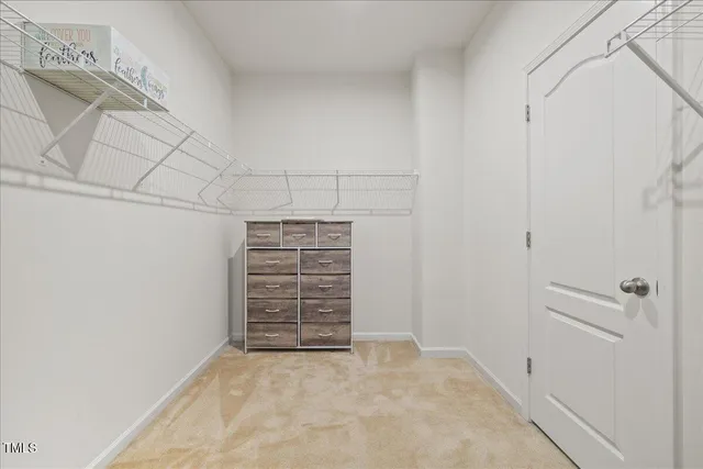 a view of empty room with a white wall