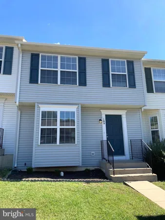 a view of front of a house with a yard